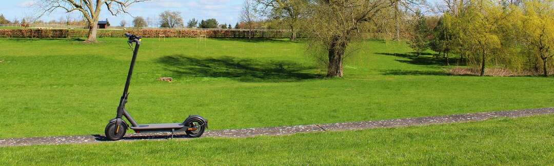 e-Scooter auf grüner Wiese
