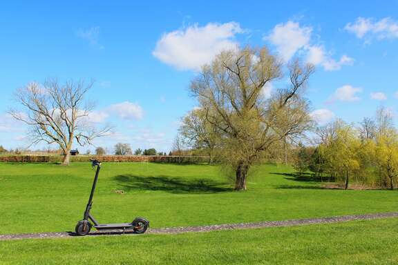 e-Scooter auf grüner Wiese