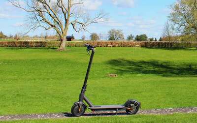 e-Scooter auf grüner Wiese