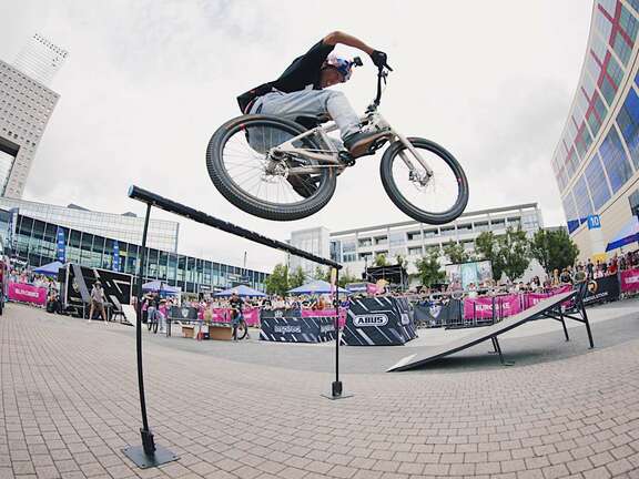 Ein fliegendes Fahrrad beim Skyline Contest auf der EUROBIKE Frankfurt