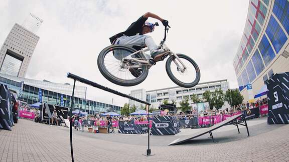 Ein fliegendes Fahrrad beim Skyline Contest auf der EUROBIKE Frankfurt