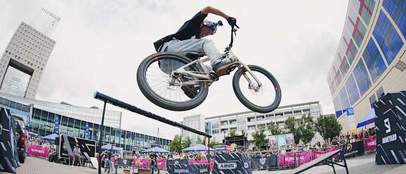 Ein fliegendes Fahrrad beim Skyline Contest auf der EUROBIKE Frankfurt