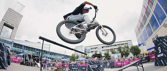 Ein fliegendes Fahrrad beim Skyline Contest auf der EUROBIKE Frankfurt