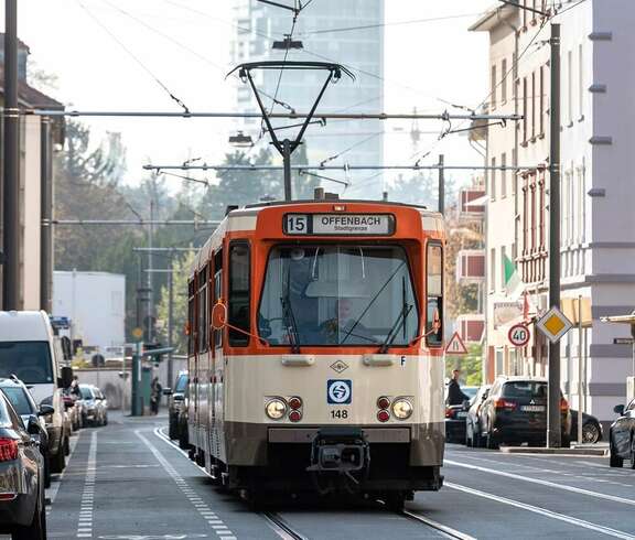 Vergrößerte Ansicht: Straßenbahn Typ P fährt durch Frankfurt