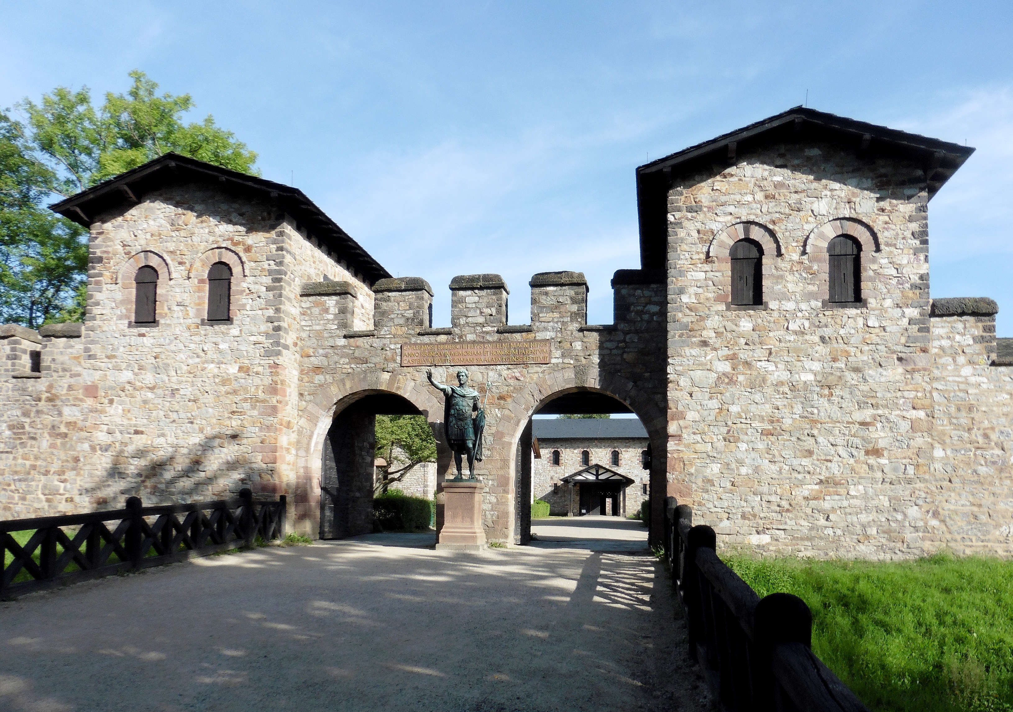 Saalburg, Porta Praetoria Römische Torbogen mit Wachtürmen