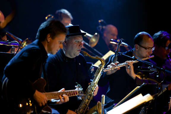 Musiker der hr-Bigband während eines Konzertes