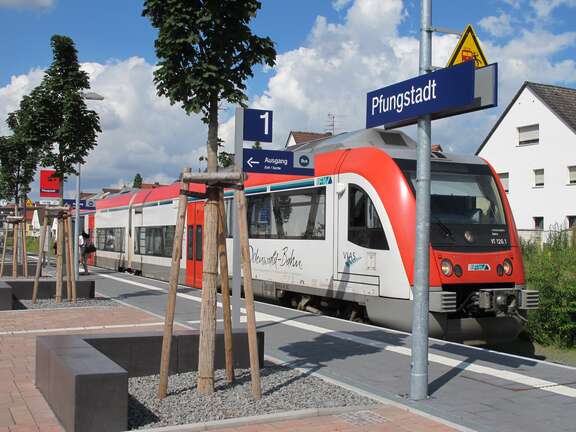 Ein Zug der Pfungstadtbahn steht am Bahnhof in Pfungstadt.