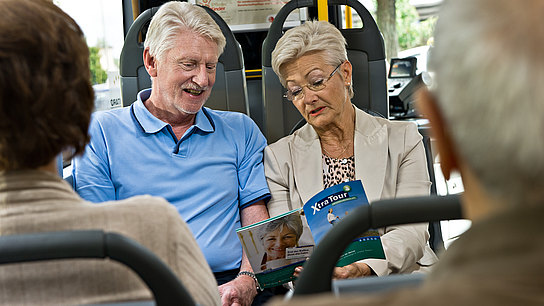 Seniorenpaar sitzt im Bus
