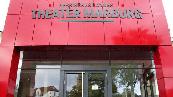 rote Fassade und Eingang des Theaters