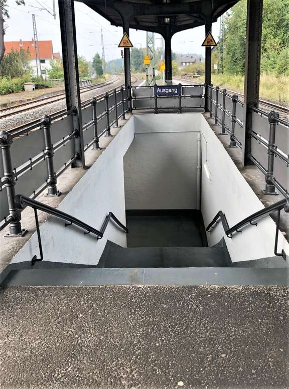 Sanierter Treppenaufgang am Bahnhof Neustadt