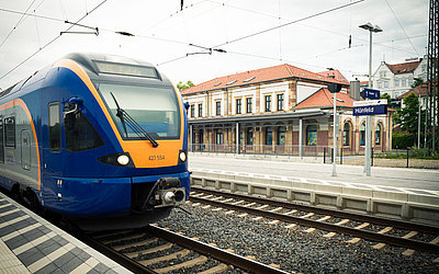Ein Zug steht auf den Gleisen in Hünfeld