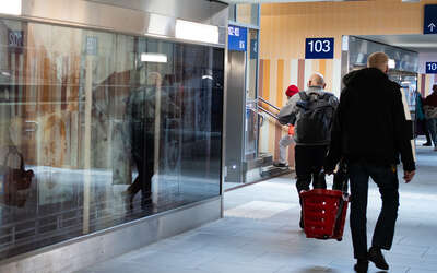 Passanten in der neuen Unterführung des Hanauer Hauptbahnhofs.