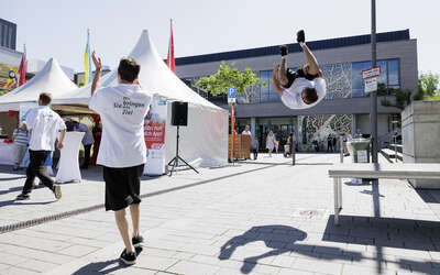 Parkour Läufer machen Saltos