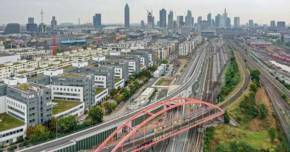 Drohnenaufnahme: Homburger Damm vor Frankfurter Skyline