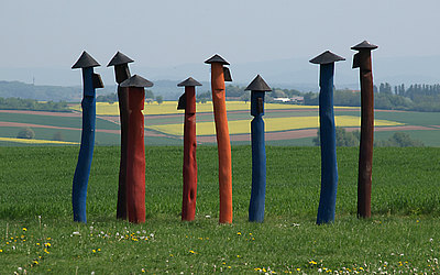 Vergrößerte Ansicht: Skulpturen auf einer Wiese