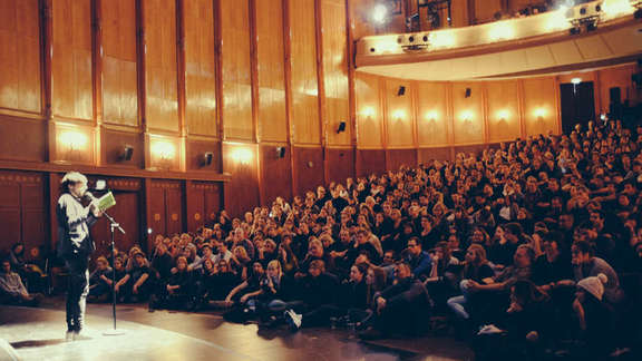 Vergrößerte Ansicht: Saal mit Besuchern beim Poetry Slam
