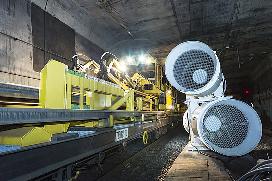 Bauzug und Luftgebläse im Tunnel Bauzug neben einem Luftgebläse im Tunnel