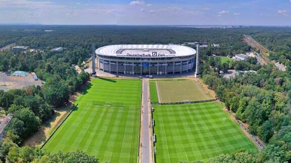 Luftaufnahme: schräge Aufsicht auf den Deutsche Bank Park Frankfurt, im Vordergrund Trainingsfelder