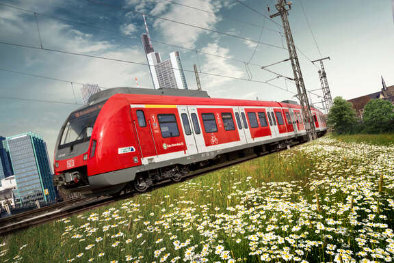S-Bahn der Baureihe ET 430 mit Frankfurt Hauptbahnhof im Hintergrund