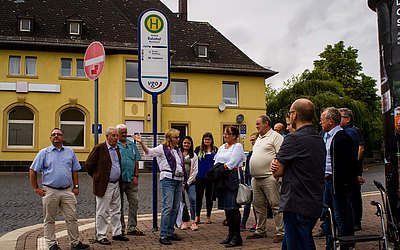 Menschenmenge an Bushaltestelle am Bahnhof in Alsfeld