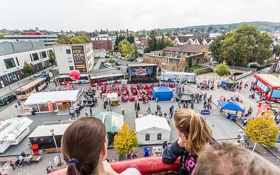 Jugendliche schauen von oben auf das Veranstaltungsgelände.