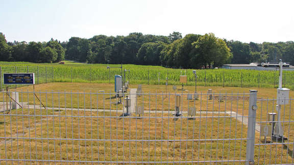 Vergrößerte Ansicht: Messgeräte auf einem eingezäunten Feld angeordnet
