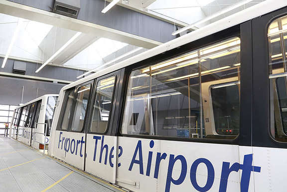 Vergrößerte Ansicht: zwei Wagen der SkyLine stehen an der Station