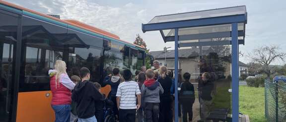 RMV-Busschule Lahnau 2026 Bus mit Schülern an der Haltestelle