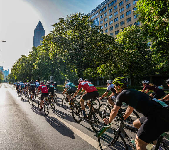 Radfahrer unterwegs vor dem Frankfurter Messeturm