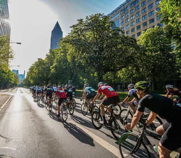 Radfahrer unterwegs vor dem Frankfurter Messeturm