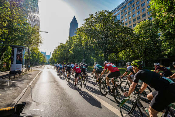 Radfahrer unterwegs vor dem Frankfurter Messeturm
