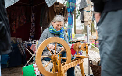 Frau am Spinnrad