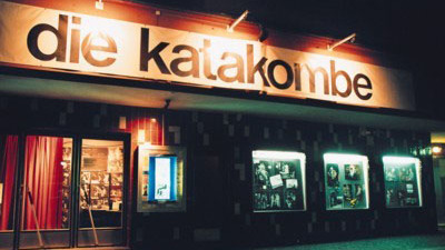 Außenansicht des Theaters bei Nacht