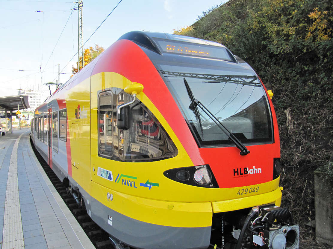 Flirt Main-Lahn-Sieg (HLB) Vorderansicht eines Zuges mit gelb-roter Front