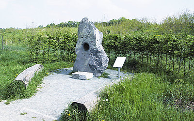 Vergrößerte Ansicht: Der große Summstein - eine Installation des Klangweges bei Nauheim