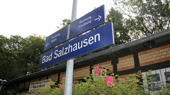 Vergrößerte Ansicht: Bahnhofsschild Bad Salzhausen