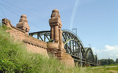 Vergrößerte Ansicht: Eisenbahnbrücke über den Main zwischen Gustavsburg und Hochheim