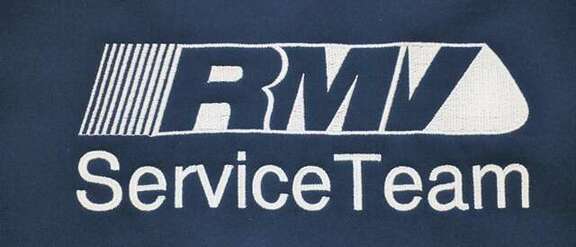Schriftzug RMV ServiceTeam weiß gestickt auf blauem Hintergrund