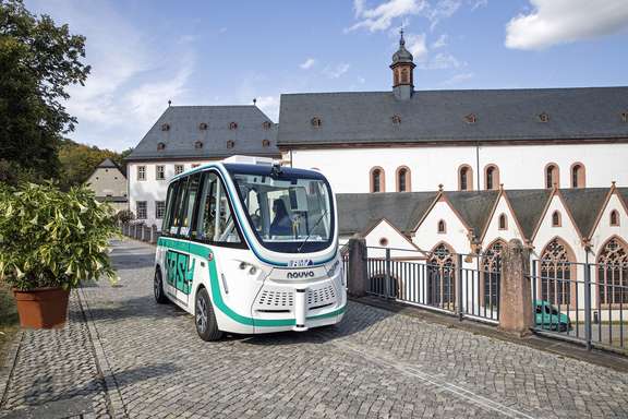 Das autonome Fahrzeug fährt auf dem Gelände des Kloster Eberbach in Eltville.