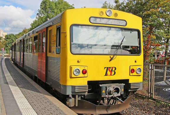 Train Type VT/VS 2E Yellow train Type VT/VS 2E at the platform