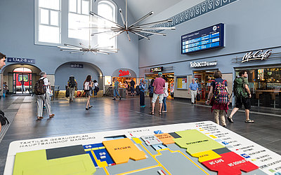 Eingangshalle Bahnhofs-Gebäude, im Vordergrund: taktiler Gebäudeplan
