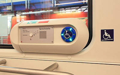 Vergrößerte Ansicht: Sprechstelle für Rollstuhlfahrer in der S-Bahn