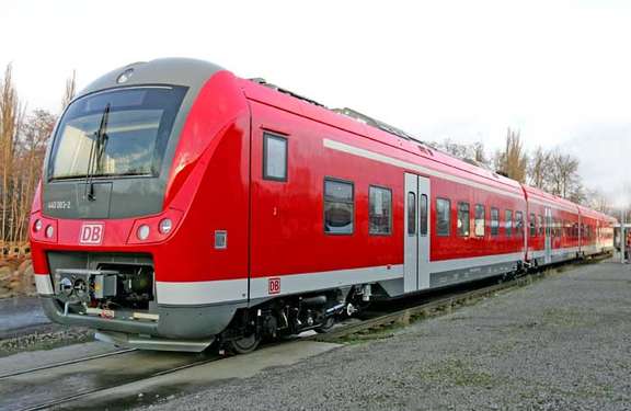 Vergrößerte Ansicht: Der Zug ist in überwiegend rotem Design