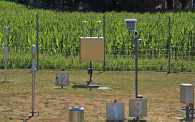 Vergrößerte Ansicht: Messgeräte auf einem eingezäunten Feld angeordnet