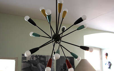 Deckenlampe in Kugelform mit 14 Birnen an 7 doppelendigen Stäben, die mittig zusammengehalten werden