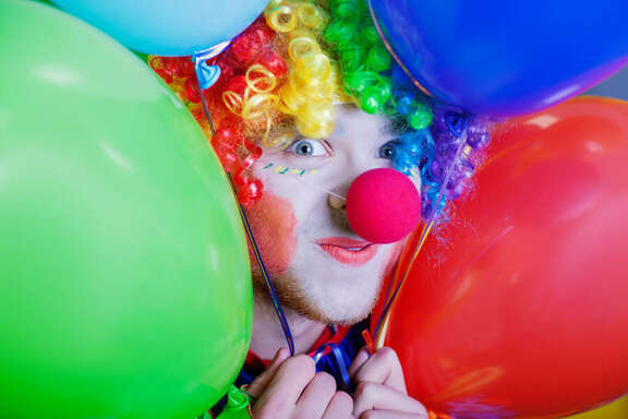 Gesicht eines Clown mit Luftballons