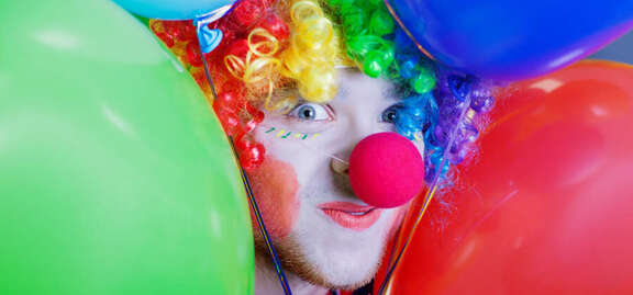 Gesicht eines Clown mit Luftballons