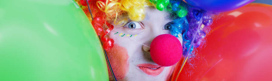 Gesicht eines Clown mit Luftballons
