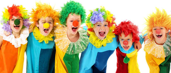 6 Kinder als Clowns verkleidet in einer Reihe