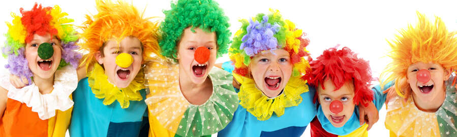 6 Kinder als Clowns verkleidet in einer Reihe